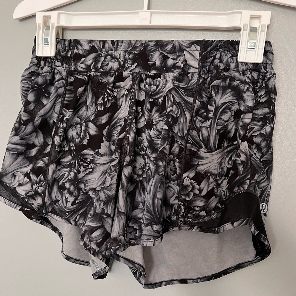 🍋 Lululemon Hotty Hot Shorts